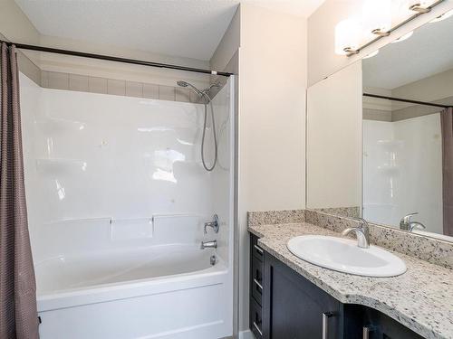 38 2560 Pegasus Boulevard Nw, Edmonton, AB - Indoor Photo Showing Bathroom