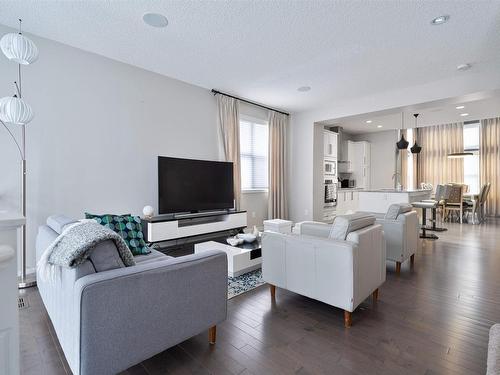 703 Secord Boulevard, Edmonton, AB - Indoor Photo Showing Living Room