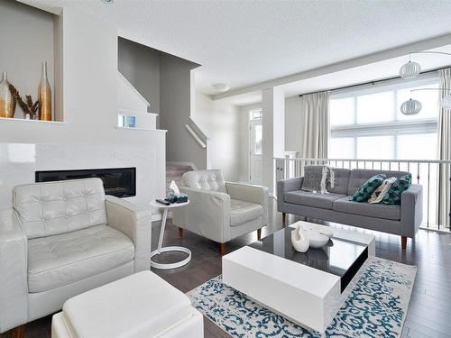 703 Secord Boulevard, Edmonton, AB - Indoor Photo Showing Living Room