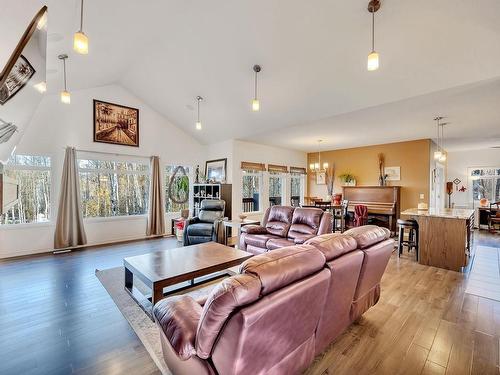 16 53407 Rge Road 30, Rural Parkland County, AB - Indoor Photo Showing Living Room