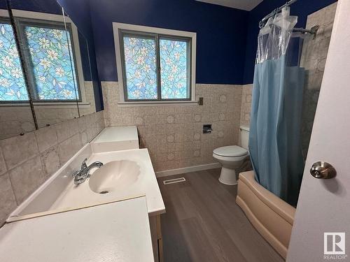 7907 125 Avenue, Edmonton, AB - Indoor Photo Showing Bathroom