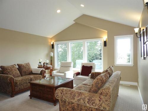 1111 Hainstock Green, Edmonton, AB - Indoor Photo Showing Living Room