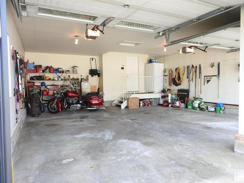 1111 Hainstock Green, Edmonton, AB - Indoor Photo Showing Garage