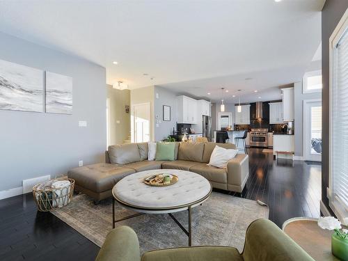 35 10550 Ellerslie Road, Edmonton, AB - Indoor Photo Showing Living Room