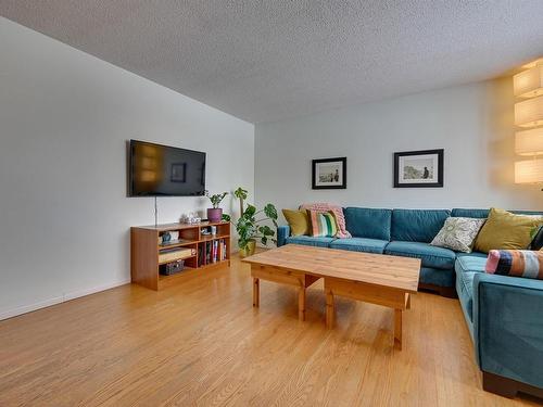 6919 83 Avenue Nw, Edmonton, AB - Indoor Photo Showing Living Room