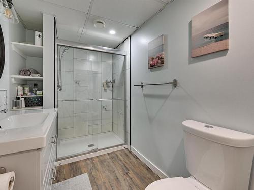 6919 83 Avenue Nw, Edmonton, AB - Indoor Photo Showing Bathroom