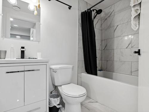 9537 106A Avenue, Edmonton, AB - Indoor Photo Showing Bathroom