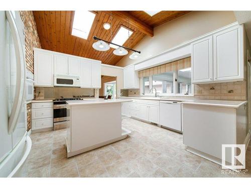 14004 47 Avenue, Edmonton, AB - Indoor Photo Showing Kitchen