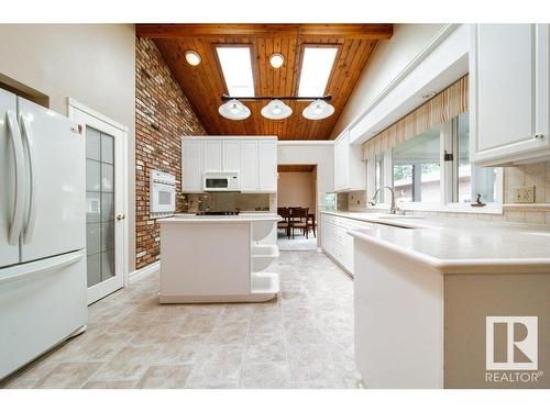 14004 47 Avenue, Edmonton, AB - Indoor Photo Showing Kitchen