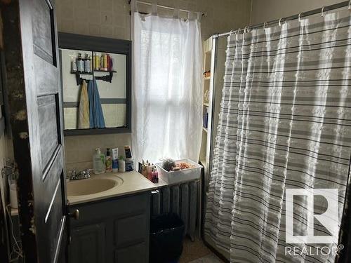 10848 93 Street, Edmonton, AB - Indoor Photo Showing Bathroom