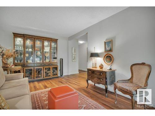 203 10421 93 Street, Edmonton, AB - Indoor Photo Showing Living Room