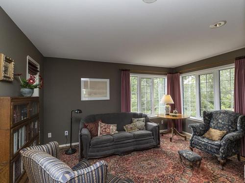 10004 97 Avenue, Edmonton, AB - Indoor Photo Showing Living Room