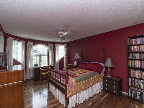 10004 97 Avenue, Edmonton, AB - Indoor Photo Showing Bedroom