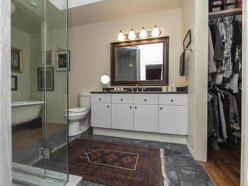 10004 97 Avenue, Edmonton, AB - Indoor Photo Showing Bathroom