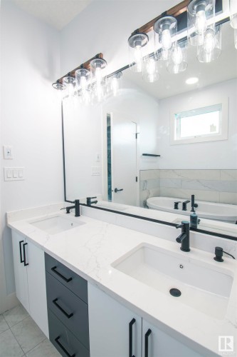 10954 135 Street, Edmonton, AB - Indoor Photo Showing Bathroom
