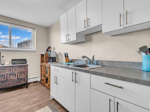 1 6205 98 Avenue, Edmonton, AB - Indoor Photo Showing Kitchen