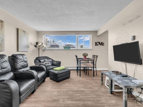 1 6205 98 Avenue, Edmonton, AB - Indoor Photo Showing Living Room