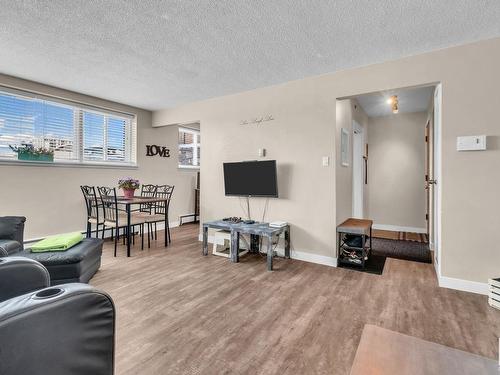 1 6205 98 Avenue, Edmonton, AB - Indoor Photo Showing Living Room