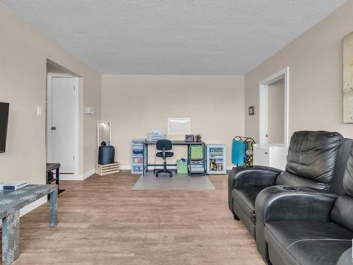 1 6205 98 Avenue, Edmonton, AB - Indoor Photo Showing Living Room