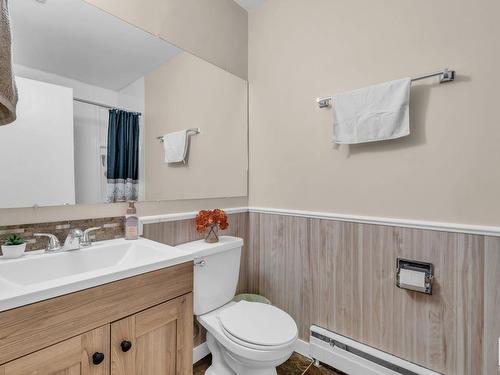 1 6205 98 Avenue, Edmonton, AB - Indoor Photo Showing Bathroom