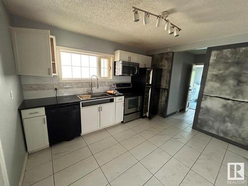 Edmonton, AB - Indoor Photo Showing Kitchen