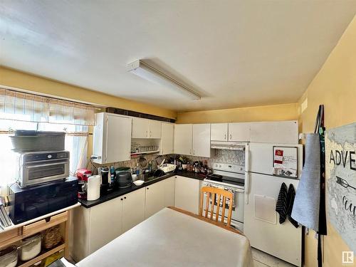 1703 Lakewood Road S, Edmonton, AB - Indoor Photo Showing Kitchen