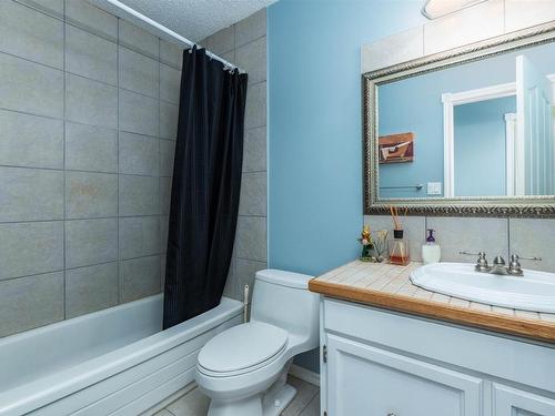 2605 135A Avenue, Edmonton, AB - Indoor Photo Showing Bathroom