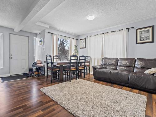 9821 76 Avenue, Edmonton, AB - Indoor Photo Showing Living Room