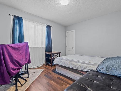 9821 76 Avenue, Edmonton, AB - Indoor Photo Showing Bedroom