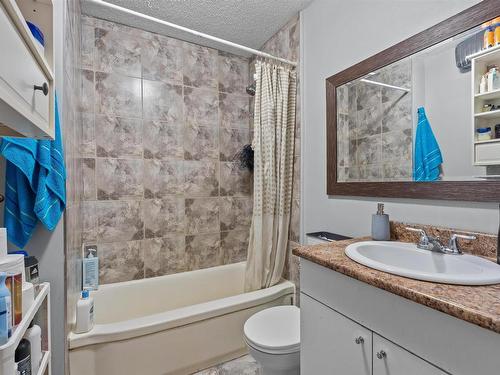 9821 76 Avenue, Edmonton, AB - Indoor Photo Showing Bathroom