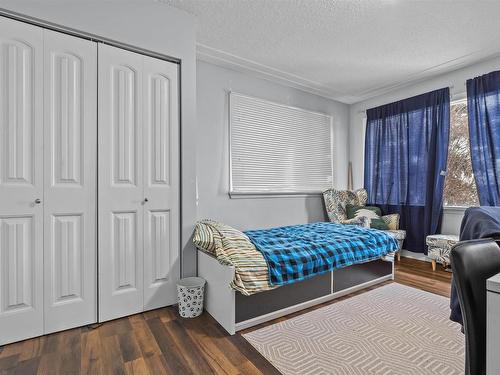 9821 76 Avenue, Edmonton, AB - Indoor Photo Showing Bedroom