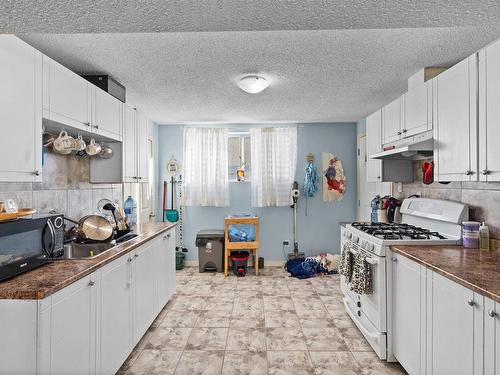 9821 76 Avenue, Edmonton, AB - Indoor Photo Showing Kitchen