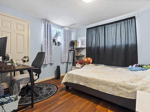 9821 76 Avenue, Edmonton, AB - Indoor Photo Showing Bedroom