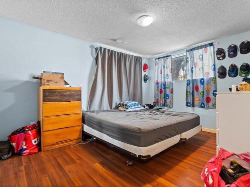 9821 76 Avenue, Edmonton, AB - Indoor Photo Showing Bedroom