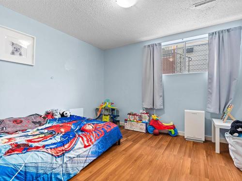 9821 76 Avenue, Edmonton, AB - Indoor Photo Showing Bedroom