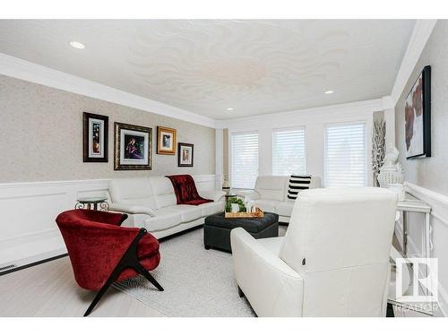 3519 20 Avenue, Edmonton, AB - Indoor Photo Showing Living Room