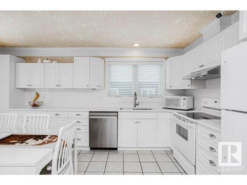 3519 20 Avenue, Edmonton, AB - Indoor Photo Showing Kitchen