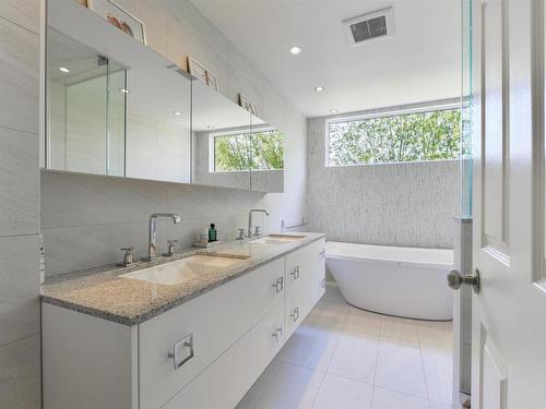 9507 141 Street, Edmonton, AB - Indoor Photo Showing Bathroom