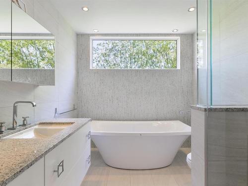 9507 141 Street, Edmonton, AB - Indoor Photo Showing Bathroom