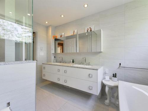 9507 141 Street, Edmonton, AB - Indoor Photo Showing Bathroom