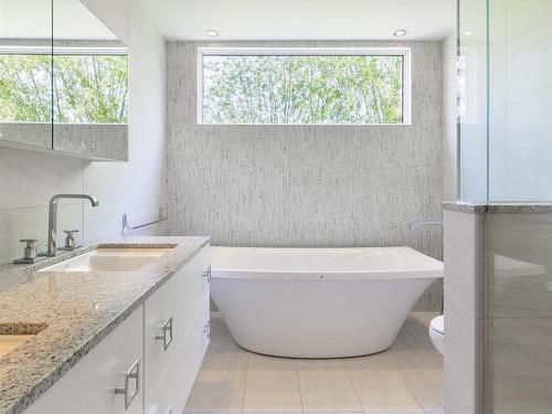 9507 141 Street, Edmonton, AB - Indoor Photo Showing Bathroom