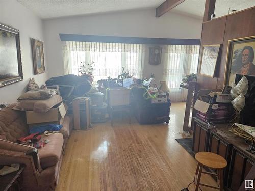 16509 92A Avenue Nw, Edmonton, AB - Indoor Photo Showing Living Room