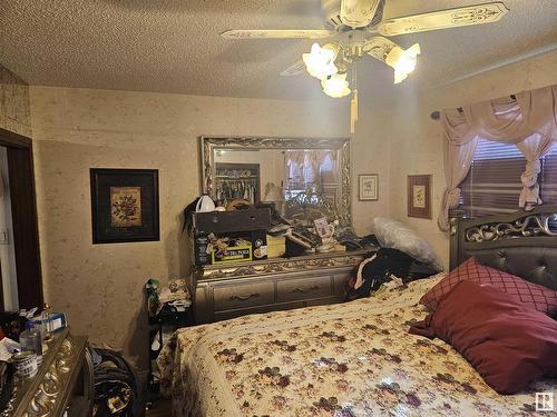 16509 92A Avenue Nw, Edmonton, AB - Indoor Photo Showing Bedroom