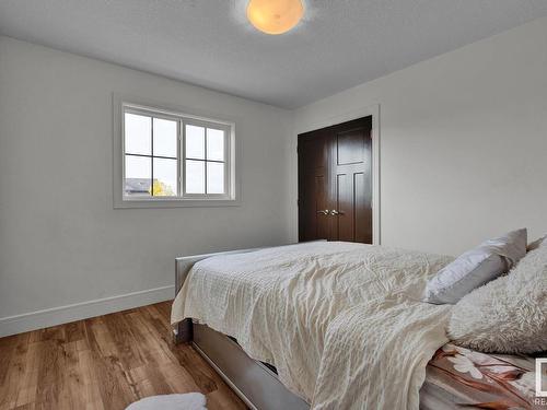 5264 17 Avenue, Edmonton, AB - Indoor Photo Showing Bedroom