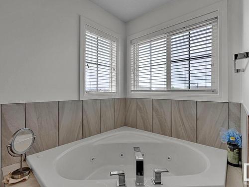 5264 17 Avenue, Edmonton, AB - Indoor Photo Showing Bathroom