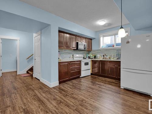 5264 17 Avenue, Edmonton, AB - Indoor Photo Showing Kitchen