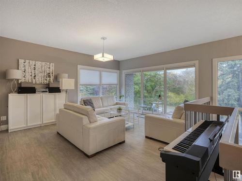 84 Valleyview Crescent, Edmonton, AB - Indoor Photo Showing Living Room