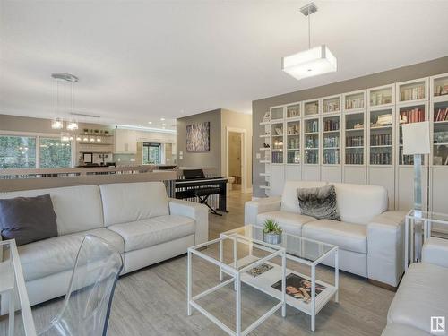 84 Valleyview Crescent, Edmonton, AB - Indoor Photo Showing Living Room