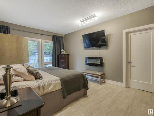 84 Valleyview Crescent, Edmonton, AB - Indoor Photo Showing Bedroom