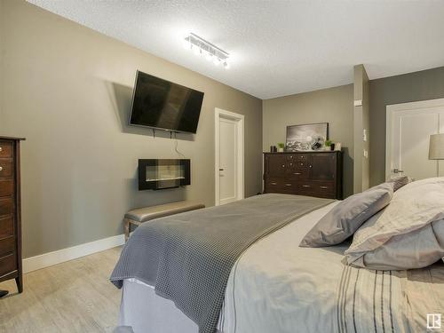 84 Valleyview Crescent, Edmonton, AB - Indoor Photo Showing Bedroom